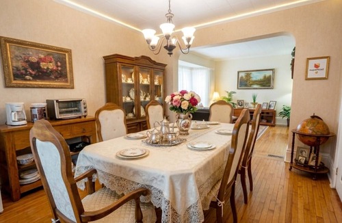Niagara Falls Bed & Breakfast | Victoria Room with en-suit Bathroom 15 Mins Walk to Falls