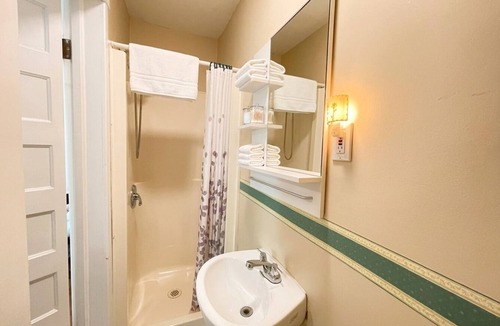 Niagara Falls Bed & Breakfast | Victoria Room with en-suit Bathroom 15 Mins Walk to Falls