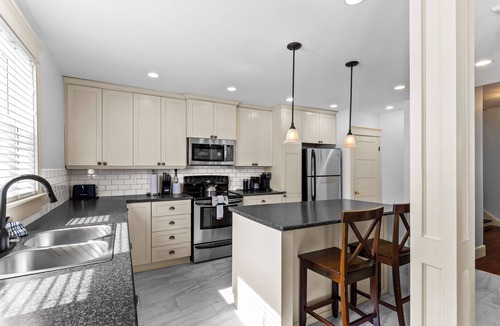 Waterford Valley House | Victorian 4BR 2.5BA 2Parking Near Parks & DT