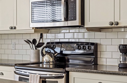 Waterford Valley House | Victorian 4BR 2.5BA 2Parking Near Parks & DT