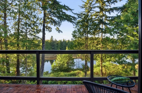 Ucluelet Apartment | Views of Spring Cove! Rainforest Loft | Hyphocus Inn