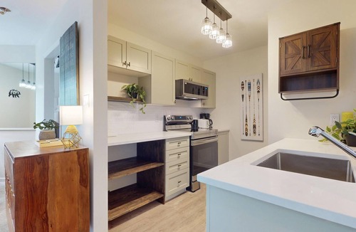 Village North Condo | Village Location -Penthouse floor - View - Hot tub - newly renovated - Eagle Lodge