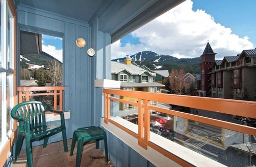 Village North Condo | Village Location -Penthouse floor - View - Hot tub - newly renovated - Eagle Lodge