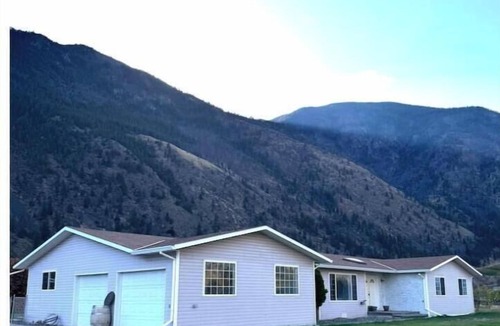 Okanagan-Similkameen House | Vineyard~Home~Hottub~Sunroom~
