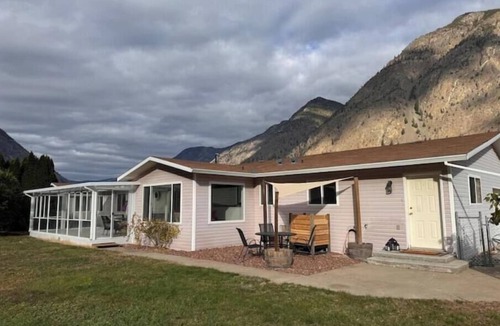 Okanagan-Similkameen House | Vineyard~Home~Hottub~Sunroom~
