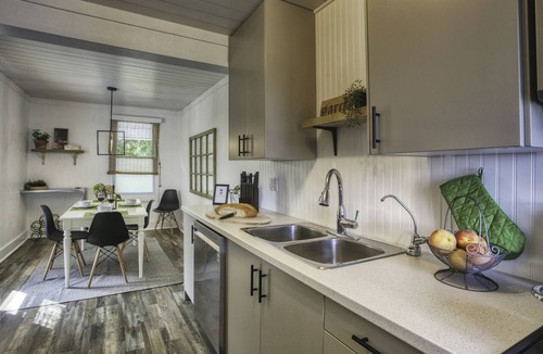 Beamsville House | Vineyard Location Comfortable spacious farmhouse. Ensuite bathrooms.