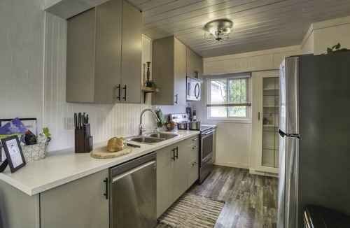 Beamsville House | Vineyard Location Comfortable spacious farmhouse. Ensuite bathrooms.
