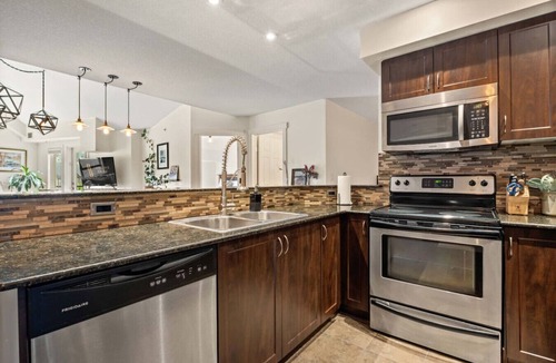 Invermere Apartment | Vintage Retreat | Outdoor Pool & Hot Tub | Central