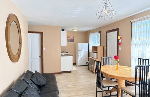 Wasaga Beach Cottage | Walk to Beach 1 Sleeps 9 Free Parking & WiFi