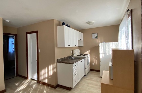 Wasaga Beach Cottage | Walk to Beach 1 Sleeps 9 Free Parking & WiFi