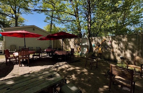 Wasaga Beach Cottage | Walk to Beach 1 Sleeps 9 Free Parking & WiFi