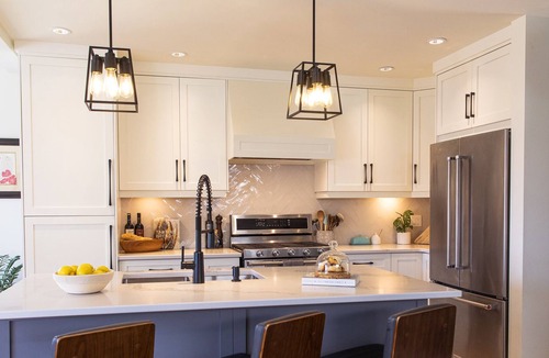 North Saanich House | Walk to beach, winery, farm markets... Modern executive house w/yard