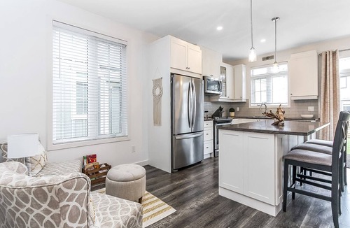Glen Huron House | Walk to Blue Mountain Village & Bike to Downtown/Main Street. Community Pool.