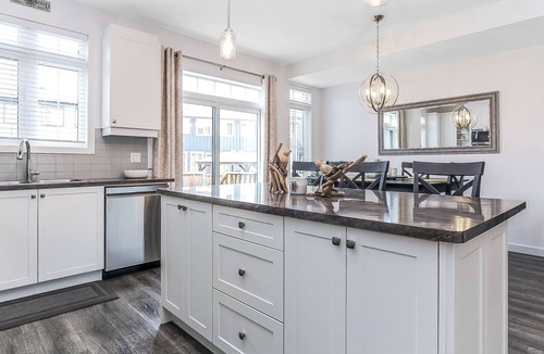 Glen Huron House | Walk to Blue Mountain Village & Bike to Downtown/Main Street. Community Pool.