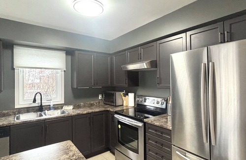 Niagara Falls House | Walk to Convention Centre, Restaurants, Falls! 3BR