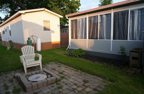 Sherkston Cottage | Walk to the beach - Pet Friendly Quarry View Cottage at Sherkston Shores Resort