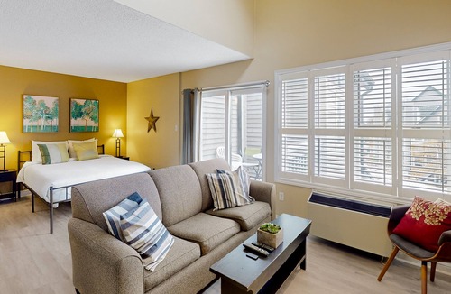 Craigleith Apartment | Walk to the chair lift Lofty condo w/shared pool & tennis - dogs OK