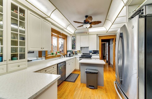Niagara Falls House | Walk to the Falls! Niagara Retreat w/Hot Tub