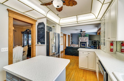 Niagara Falls House | Walk to the Falls! Niagara Retreat w/Hot Tub