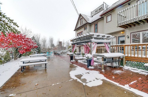 Niagara Falls House | Walk to the Falls! Niagara Retreat w/Hot Tub
