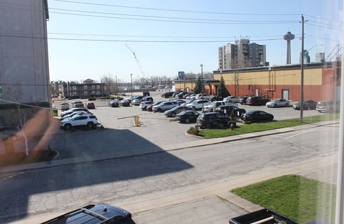Niagara Falls House | Walk to the Falls & Attractions! Modern, clean & comfortable 4 bedroom house