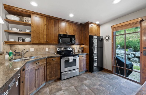 Sun Peaks House | Warm and Beautiful Woodhaven Townhome at Sun Peaks