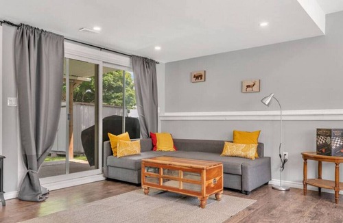 Peterborough House | Warm Casa by the Bay✦Sunroom✦Balcony✦BBQ & Grill!