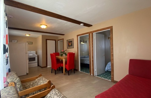 Wasaga Beach Cottage | Wasaga Beach Walk to Beach! Free Parking!Free Wifi!