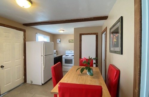 Wasaga Beach Cottage | Wasaga Beach Walk to Beach! Free Parking!Free Wifi!