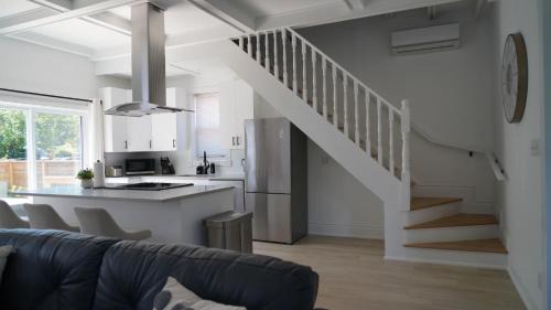 Historic Old Town House | Water View - Modern Cottage in Niagara-on-the-Lake