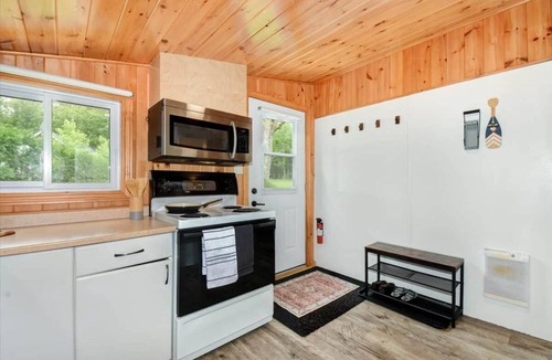 Havelock-Belmont-Methuen House | Waterfront 3-Bedroom Cottage with Hot Tub, Fire Pit, Kayaks