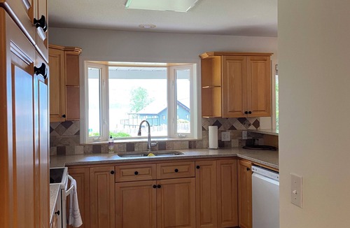 Harrison Hot Springs House | Waterfront Harrison Lake Retreat
