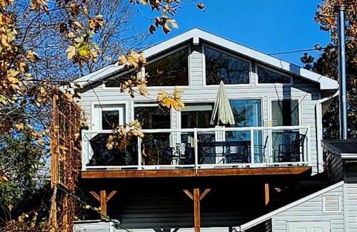 Carrying Place Apartment | Waterfront Comfy Guesthouse, PEC