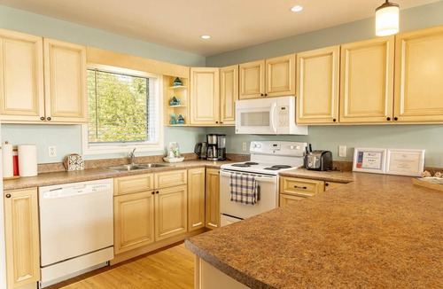 Bayview House | Waterfront Cottage in Stanley Bridge—Bay Views, Sleeps 8, Near Cavendish