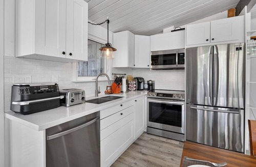 Severn House | Waterfront Cottage-Muskoka Room, Hot tub & Firepit