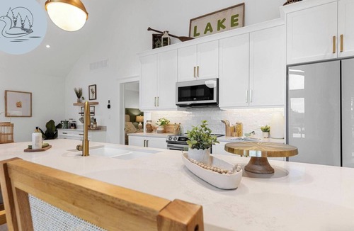 Lake of Bays Cottage | Waterfront in Style, EV Chrgr, Firepit, Canoe, Kayak, Dog OK