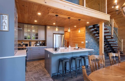 Colpoys Bay Cottage | Waterfront Lakehouse | + EV Charger | AC | Backup Generator |