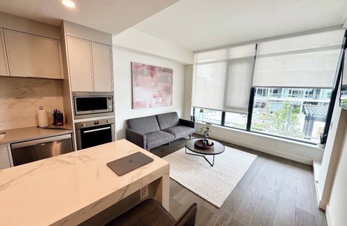 South Pandosy Apartment | Waterfront luxurious 2-bedroom/2 bath apartment in fabulous Kelowna