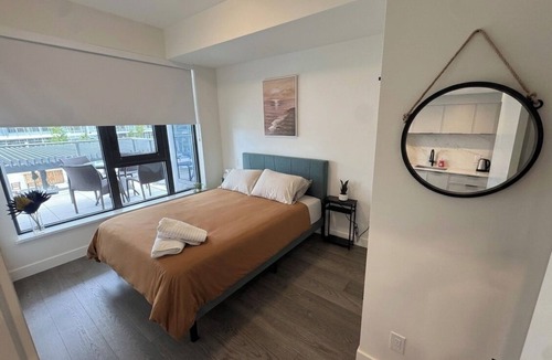 South Pandosy Apartment | Waterfront luxurious 2-bedroom/2 bath apartment in fabulous Kelowna