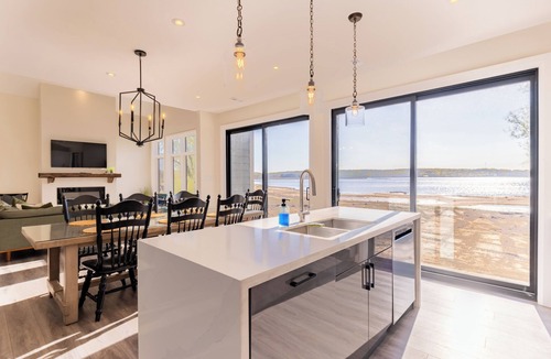 Tay Cottage | Waterfront Luxury Vacation Home with Stunning Sunsets and Sandy Shoreline