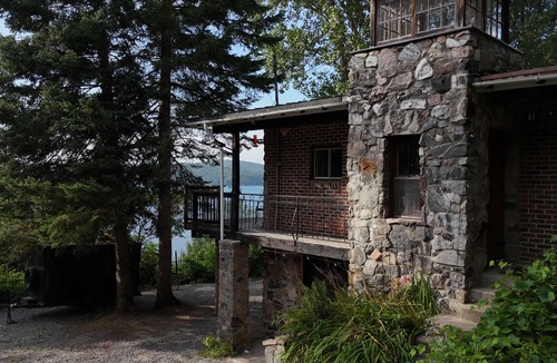 Armour Cottage | Waterfront Muskoka Escape with Small Beach & Private Dock for Swimming