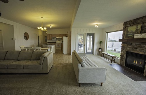 Division No. 3 House | Waterfront property 25 min from Waterton