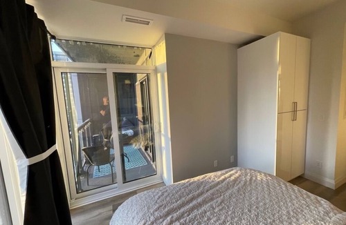 Burlington Condo | Waterfront retreat Burlington Hiking, Beach, shopping, restaurants Pet friendly