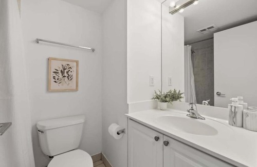 Fort York Apartment | Waterfront Studio at Fort York Walk to the Lake