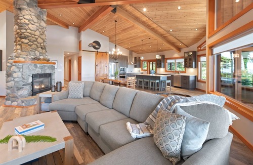 Tofino House | Waves End- Chesterman Beach, hot tub, views!