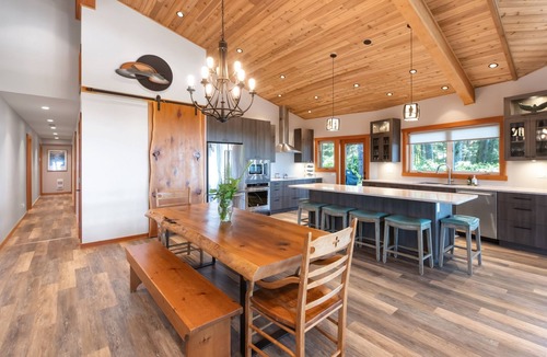Tofino House | Waves End- Chesterman Beach, hot tub, views!