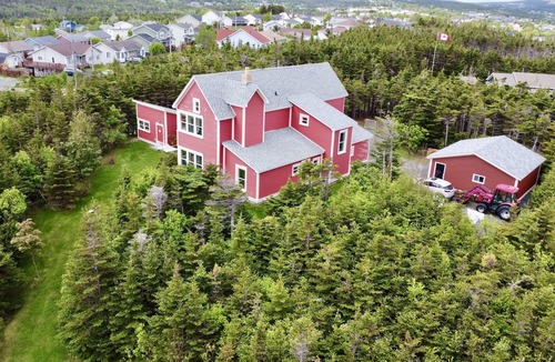 Torbay House | We are Canadian! Modern Salt Box with Amazing Ocean Views 10mins from St. John's