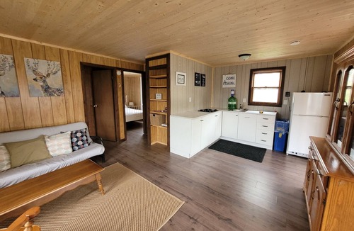 Howe Island Cottage | We invite you to enjoy cozy cottage on Howe Island.