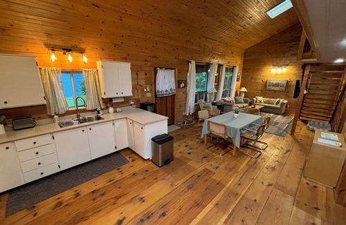 Chisholm Cottage | Welcome to Cedar Shores! 3 Bedroom Cottage with Loft on Wasi Lake