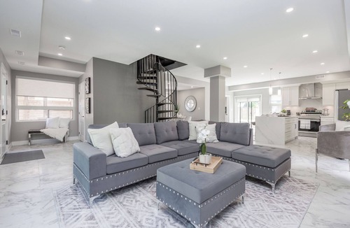Innisfil House | Welcome to Lake House by Lis, where stunning lake views and serene sunsets await